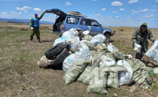 Сахалинцы вывезли 20 кубометров мусора с популярного места рыбалки