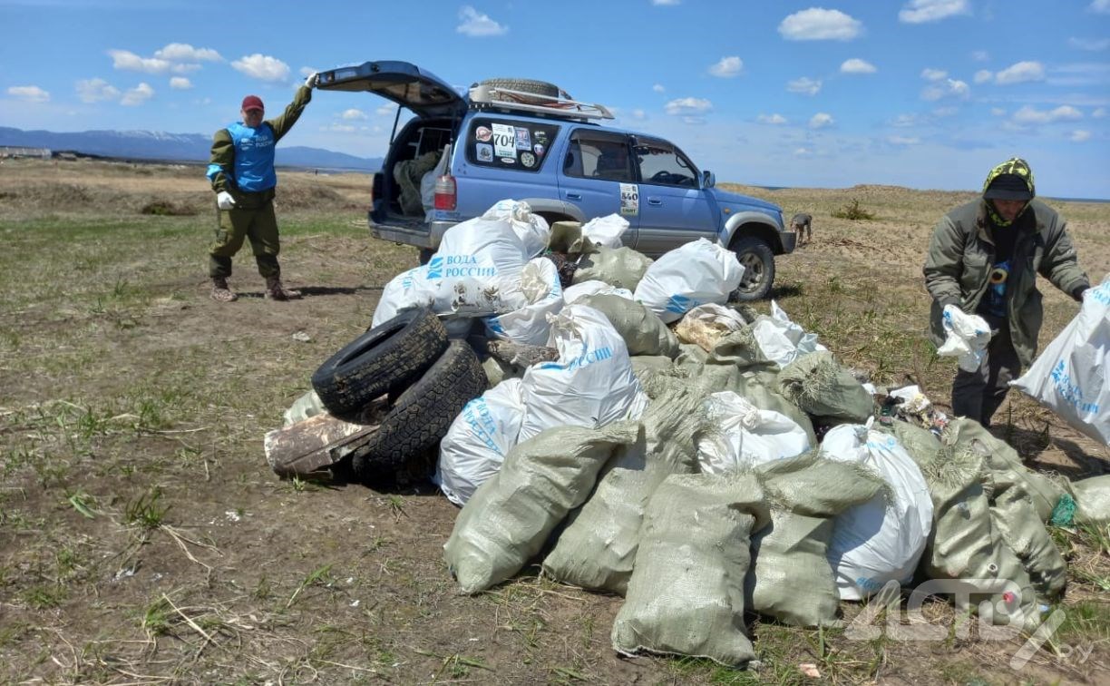 Сахалинцы вывезли 20 кубометров мусора с популярного места рыбалки