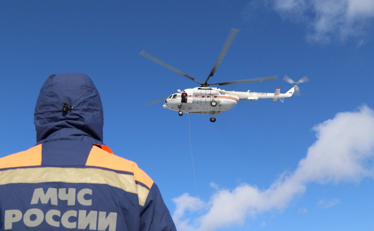 Сахалинские спасатели попрактиковались в десантировании с вертолёта