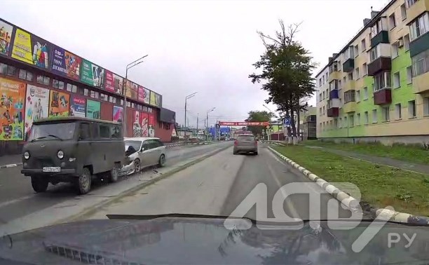 "Субарик" мощно влетел в "буханку" в Долинске – момент попал видео