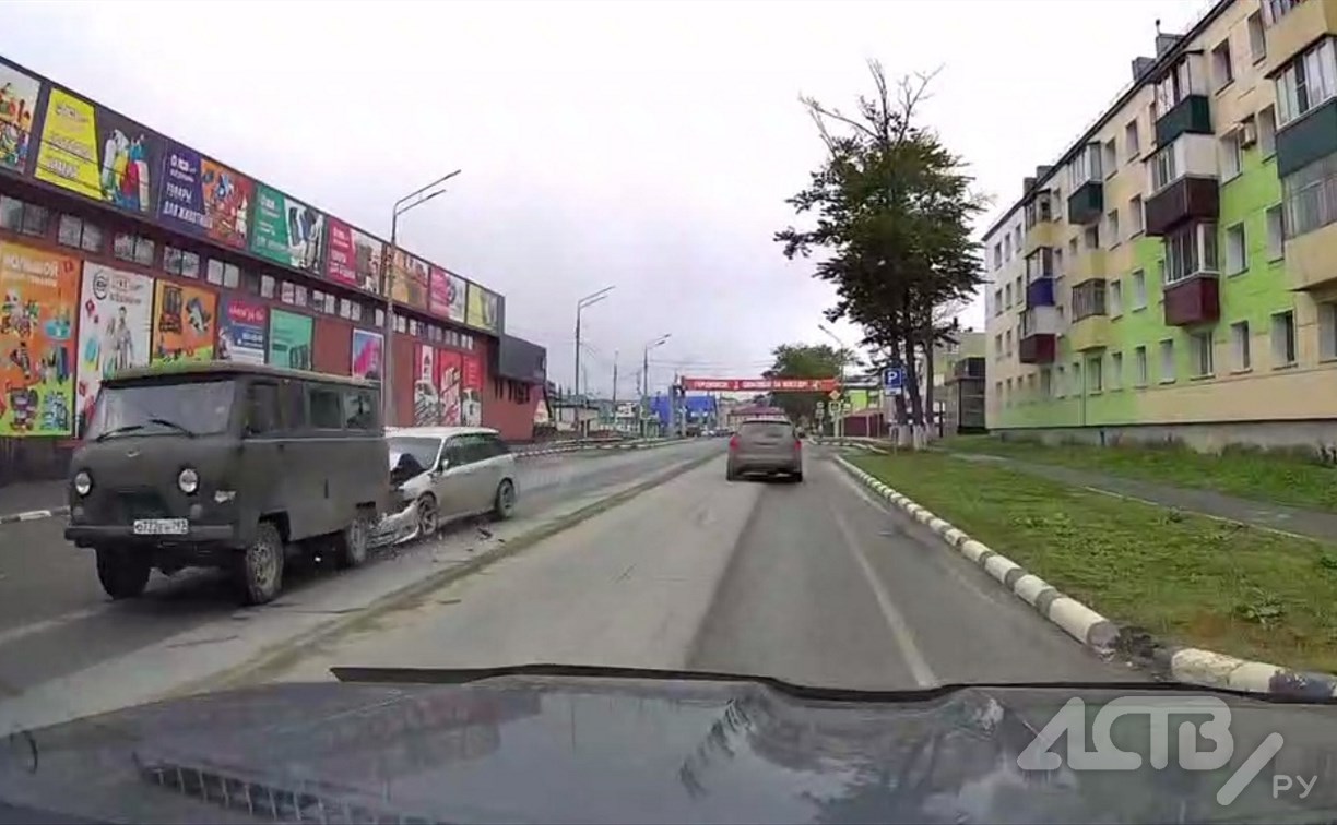 "Субарик" мощно влетел в "буханку" в Долинске – момент попал видео "Субарик" мощно влетел в "буханку" в Долинске – момент попал видео