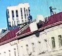 В Приморье рабочие уронили тяжеленный рулон утеплителя с крыши на девочку-подростка