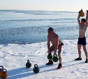 Сахалинцы устроили заплыв в заливе Терпения при 20-градусном морозе