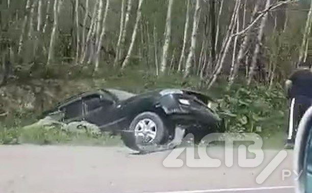 Внедорожник слетел с трассы на юге Сахалина