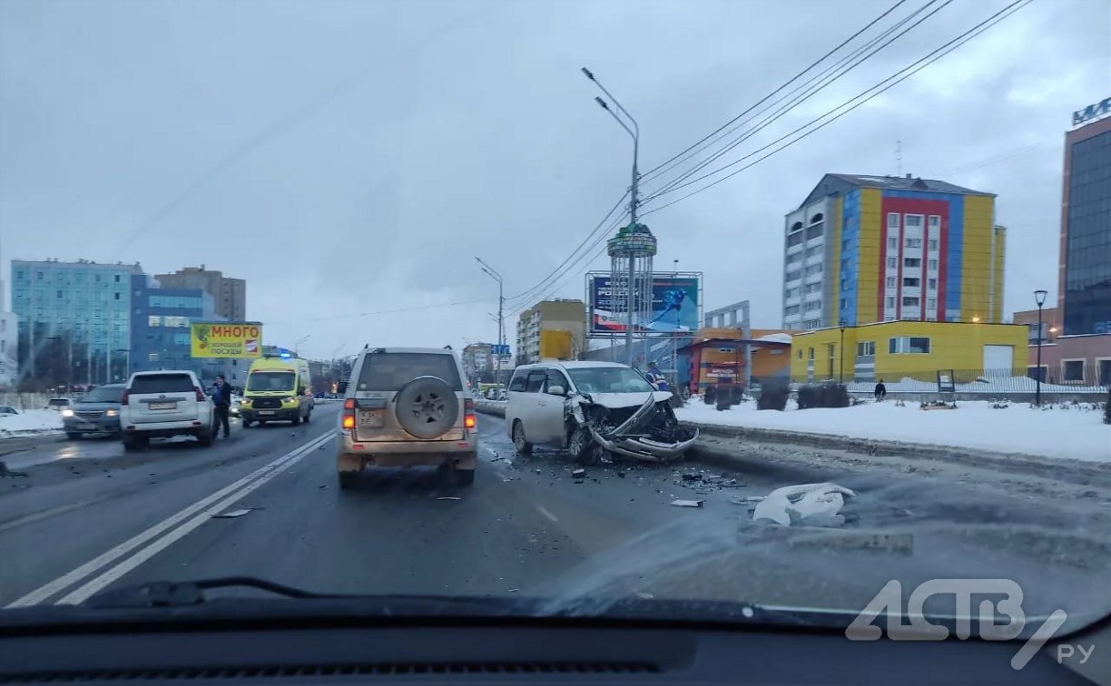 Последствия жёсткого столкновения двух авто в Южно-Сахалинске попали на камеру