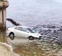 "Купается": в Охотском автомобилист вылетел в воду