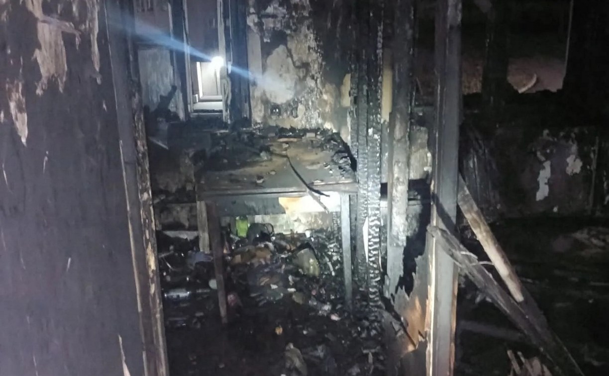 Квартира выгорела на третьем этаже дома в Шахтёрске