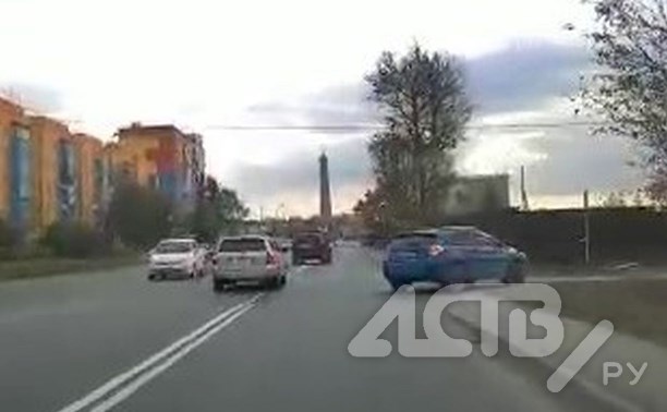 В Южно-Сахалинске сняли на видео автохама, который ехал "по памяти, а не по разметке"