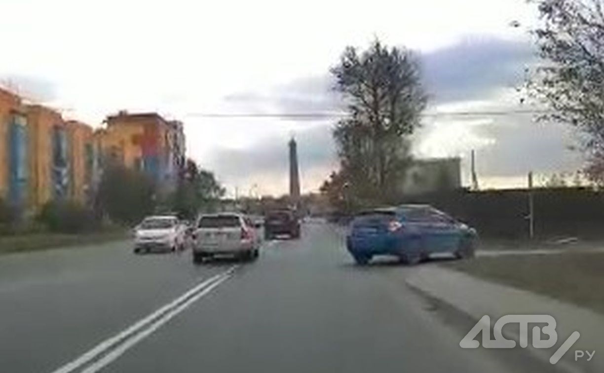В Южно-Сахалинске сняли на видео автохама, который ехал "по памяти, а не по разметке"