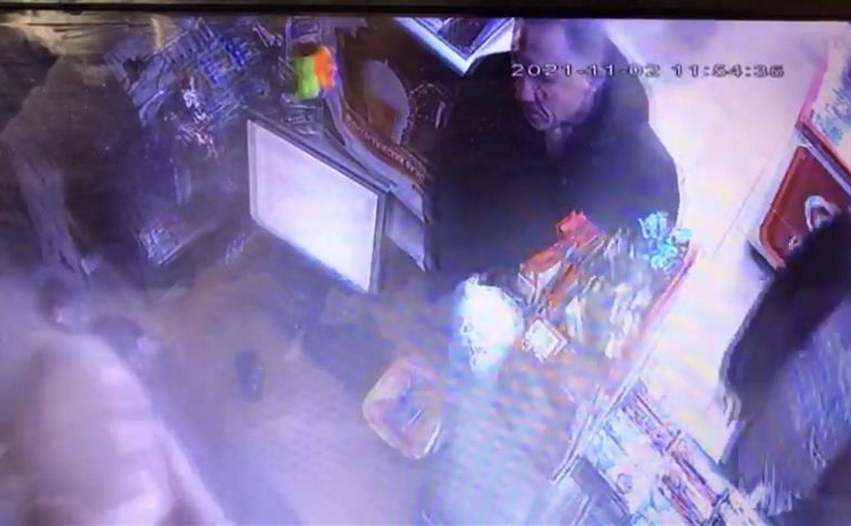 Мужчина прикарманил чужой телефон в магазине в Дальнем и попал в объектив камер