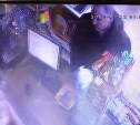 Мужчина прикарманил чужой телефон в магазине в Дальнем и попал в объектив камер