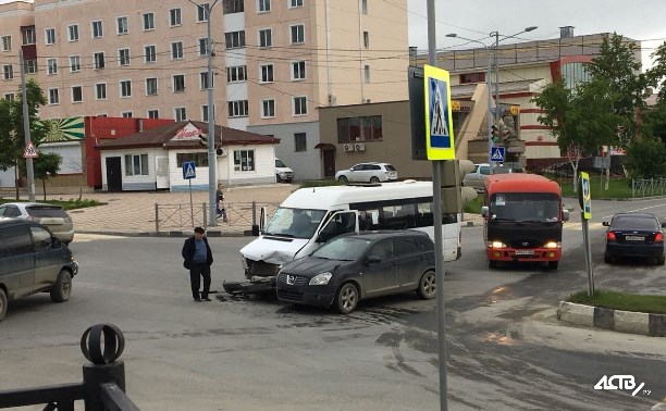 Микроавтобус попал в аварию в Южно-Сахалинске, проехав на красный свет