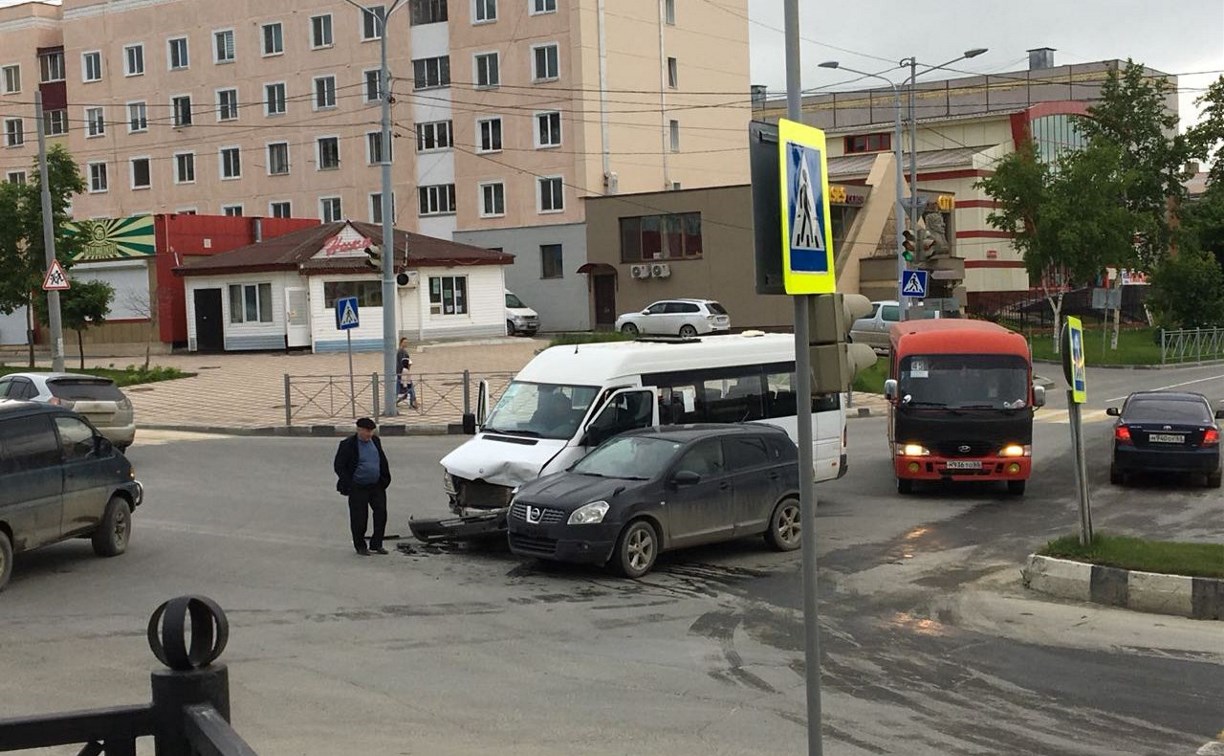 Микроавтобус попал в аварию в Южно-Сахалинске, проехав на красный свет 