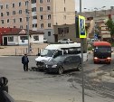 Микроавтобус попал в аварию в Южно-Сахалинске, проехав на красный свет 
