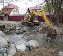 Профилактика подтоплений: в Южно-Сахалинске укрепляют берега рек