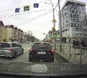 Автомобилист в Южно-Сахалинске объехал яму на дороге и попал в ДТП