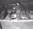 Неизвестные булыжниками разбили стёкла машины в Корсакове