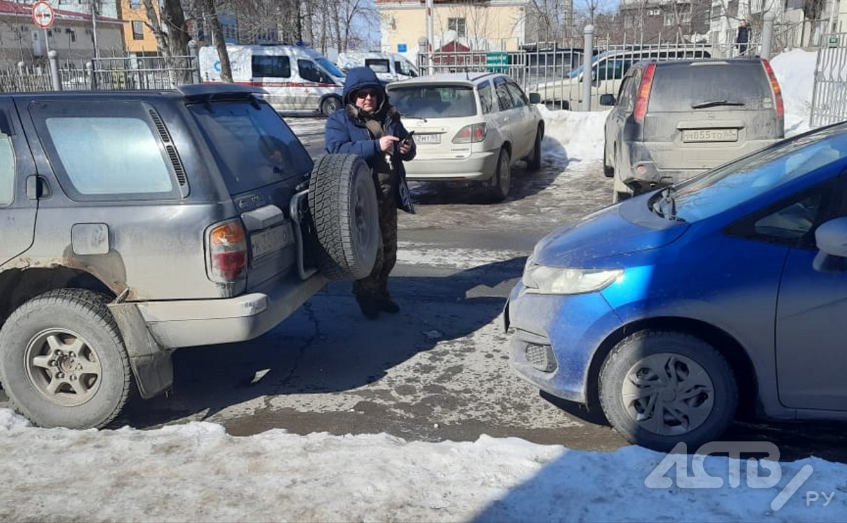 Очевидцев аварии у дома на улице Милицейской ищут в Южно-Сахалинске
