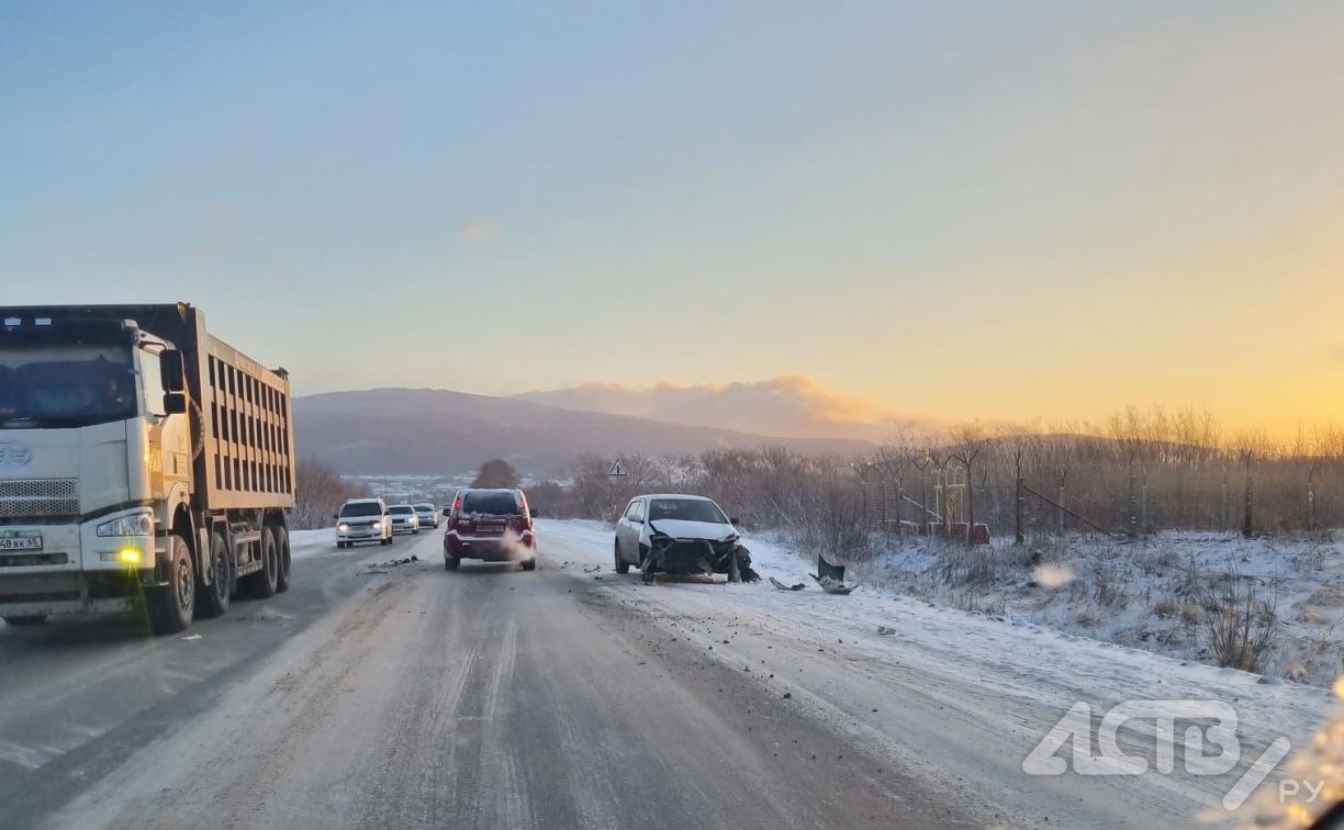 Пятница в Южно-Сахалинске началась с дорожных аварий