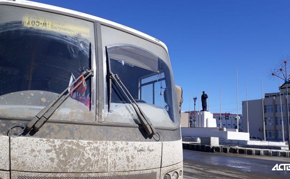 Водителям автобусов в Холмске выплатили долги по зарплате под покровом ночи