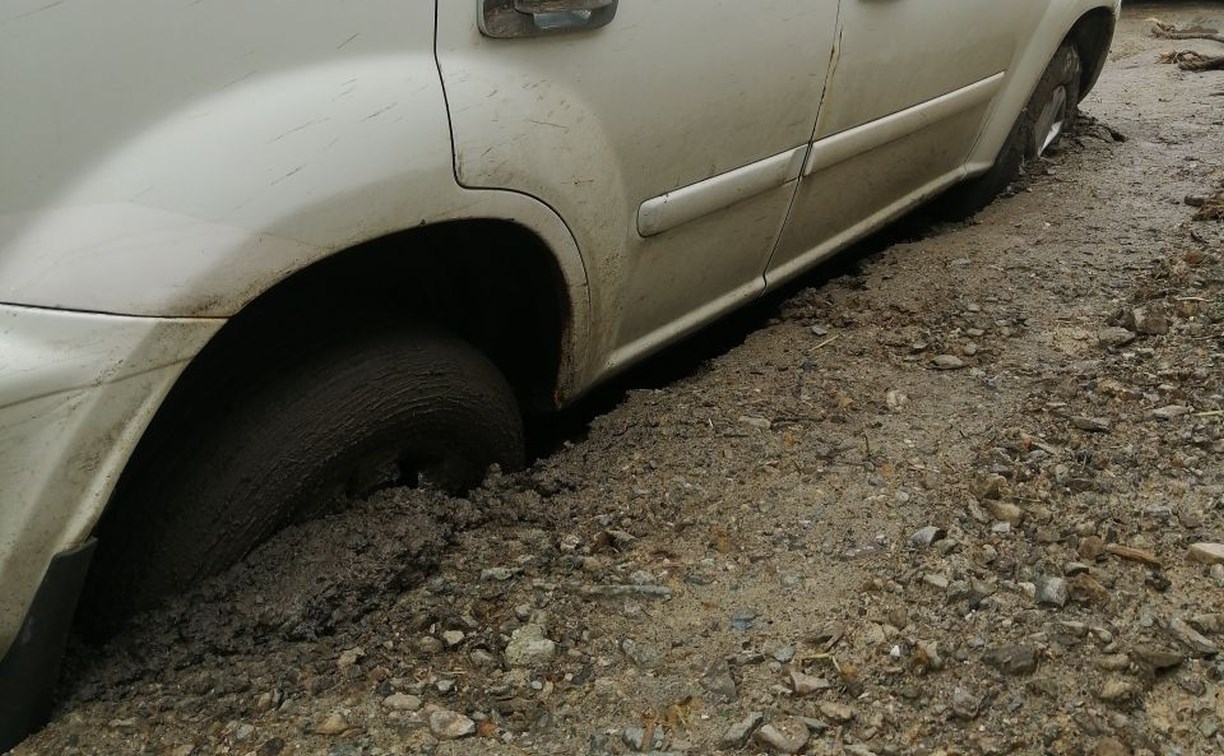 С дорожной пучиной в Южно-Сахалинске, засосавшей автомобиль, за месяц ничего не сделали