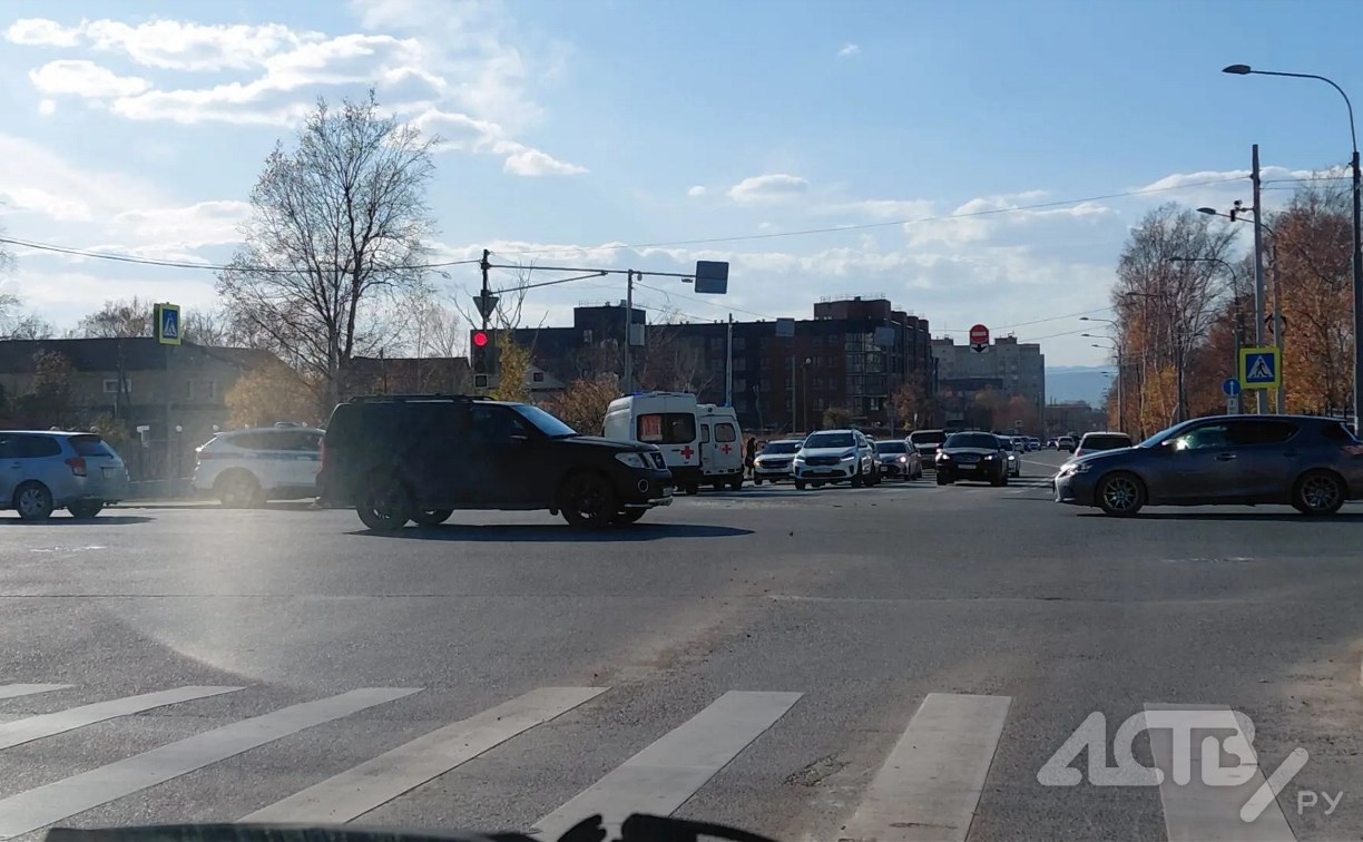 Автомобиль скорой помощи попал в ДТП в Южно-Сахалинске