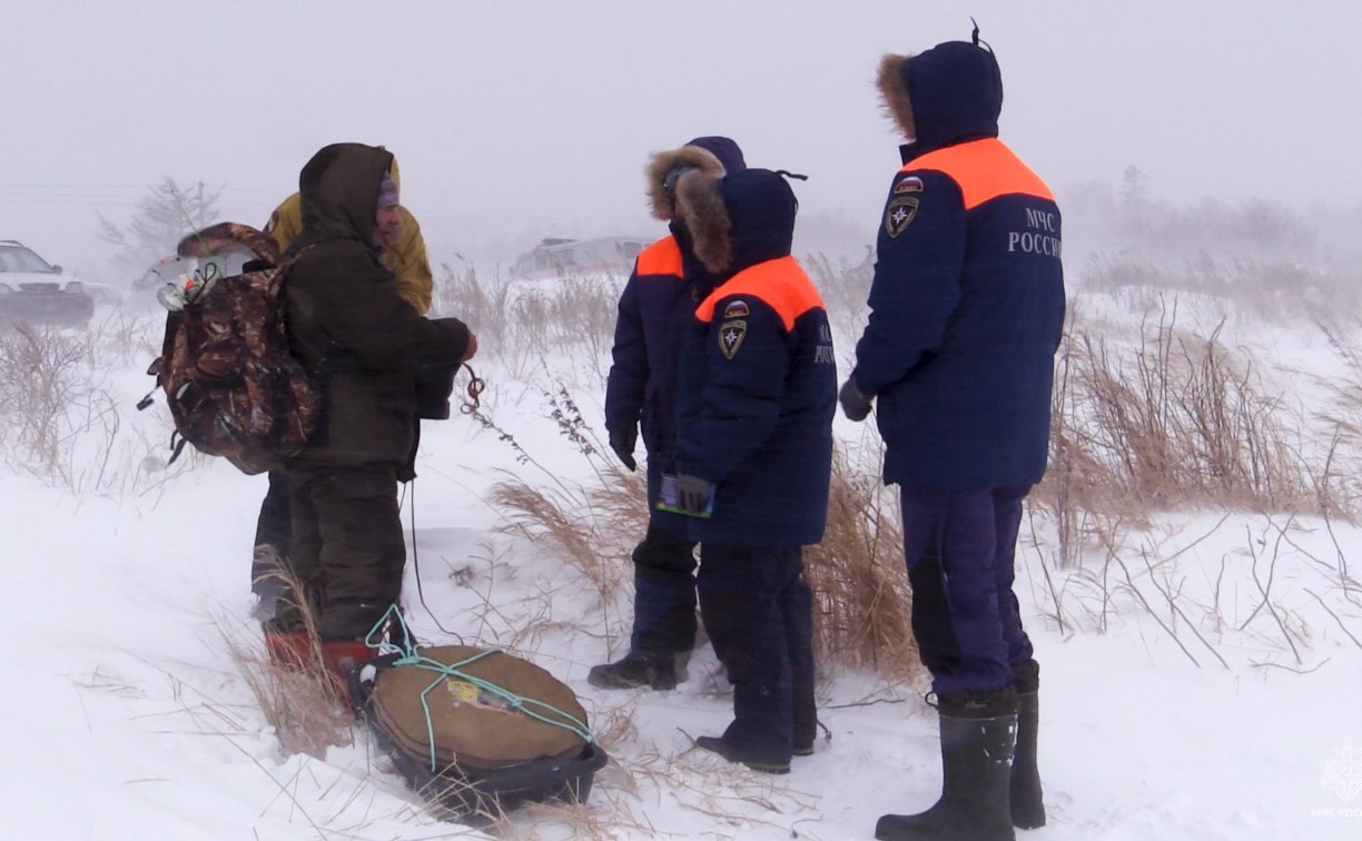Сахалинские рыбаки в метель рискнули выйти на лёд, но в их палатки "постучали" сотрудники МЧС