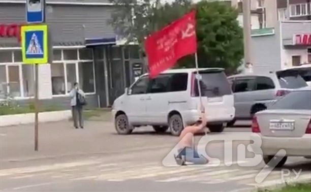 "Тормозил машины, растоптал флаг, упал в фонтан": в Тымовском кто-то ярко отметил середину лета