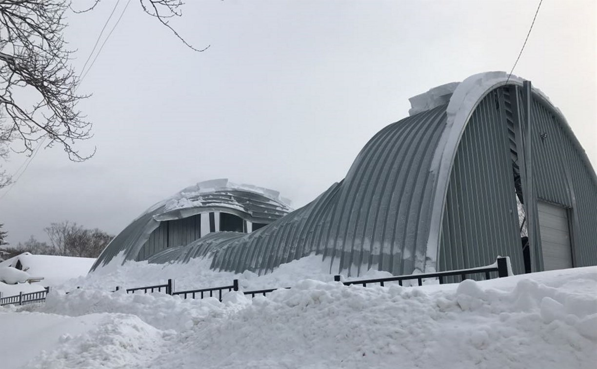 Крыша ангара рухнула в городском парке Южно-Сахалинска