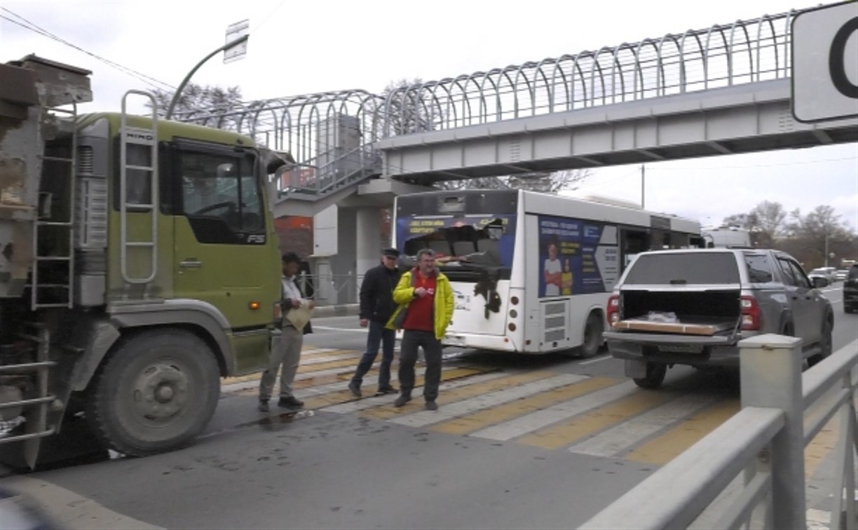 ГИБДД: въехавший в автобус грузовик вообще не должен был появляться в центре Южно-Сахалинска