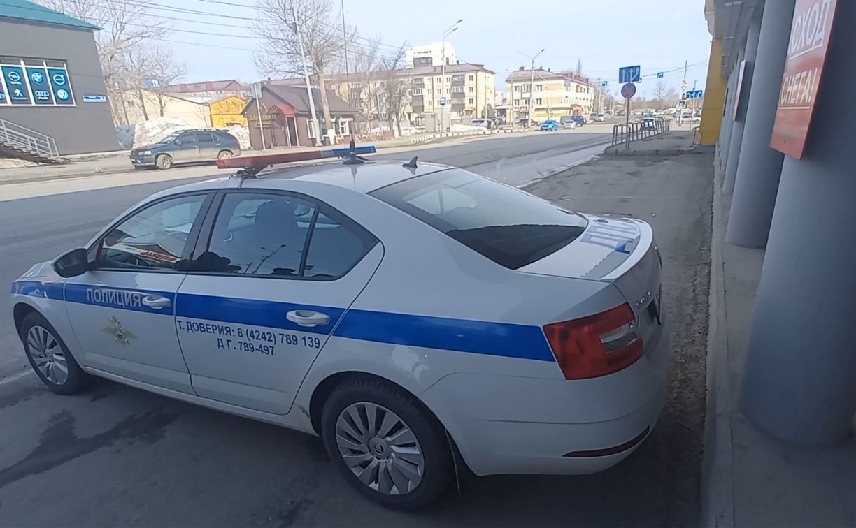 Публично оскорбил и ударил: пьяный мужчина в Холмске помешал полицейскому проводить опрос