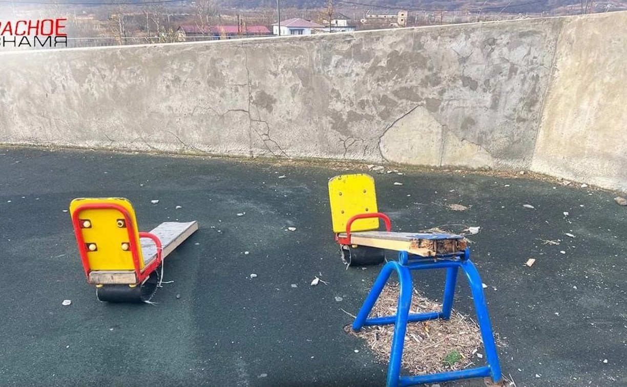 Неизвестные сломали детские качели в парке Александровска-Сахалинского