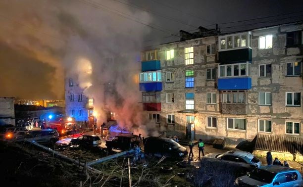 "Все в дыму, окна разбили" - в Холмске за сутки горела вторая многоэтажка