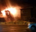 В Ногликах открытым пламенем сгорел гараж, пострадал человек