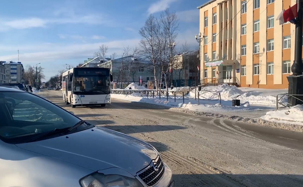 Водители в Поронайске уверены, что причина вечных опозданий автобусов в некачественном топливе