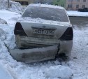 Несколько автомобилей пострадали от сошедшего с крыш снега в Южно-Сахалинске