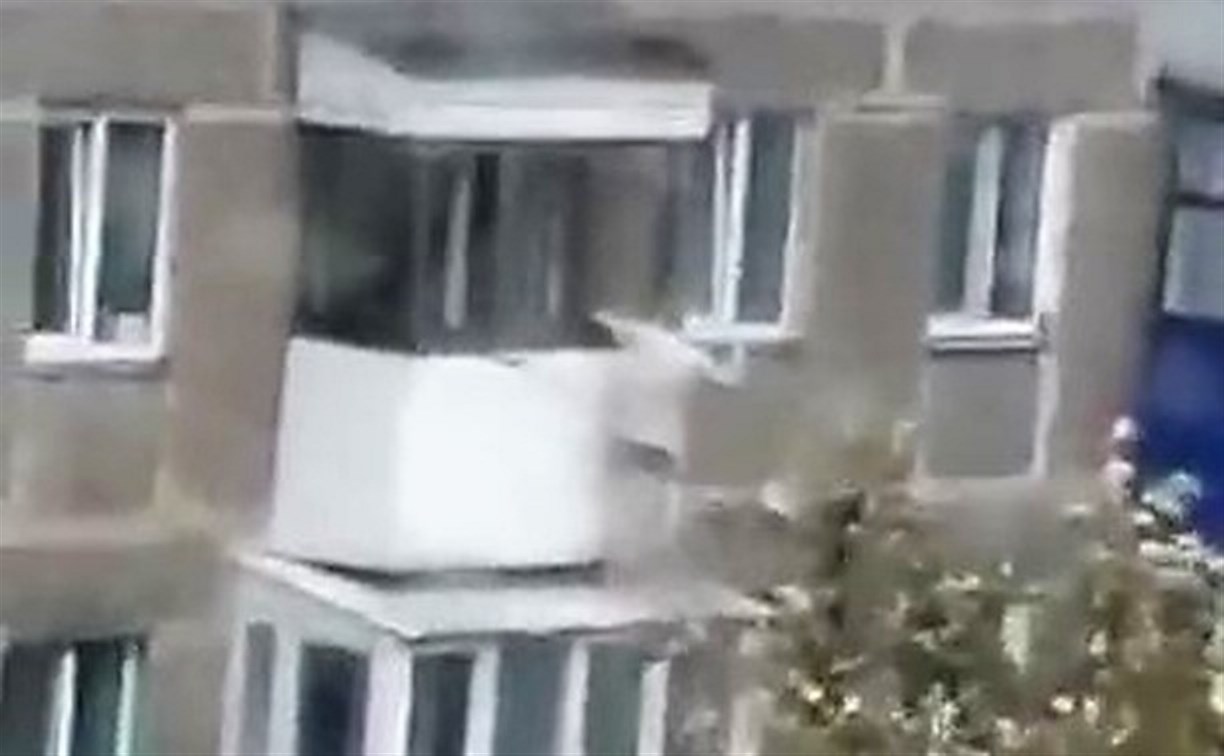Сахалинец без штанов вылез на козырёк балкона и собрал под домом все экстренные службы
