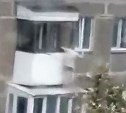 Сахалинец без штанов вылез на козырёк балкона и собрал под домом все экстренные службы