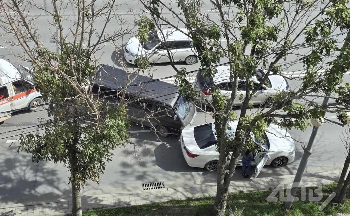 Авария с участием трех авто осложнила проезд около ТЦ "Океан" в Южно-Сахалинске 