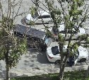 Авария с участием трех авто осложнила проезд около ТЦ "Океан" в Южно-Сахалинске 