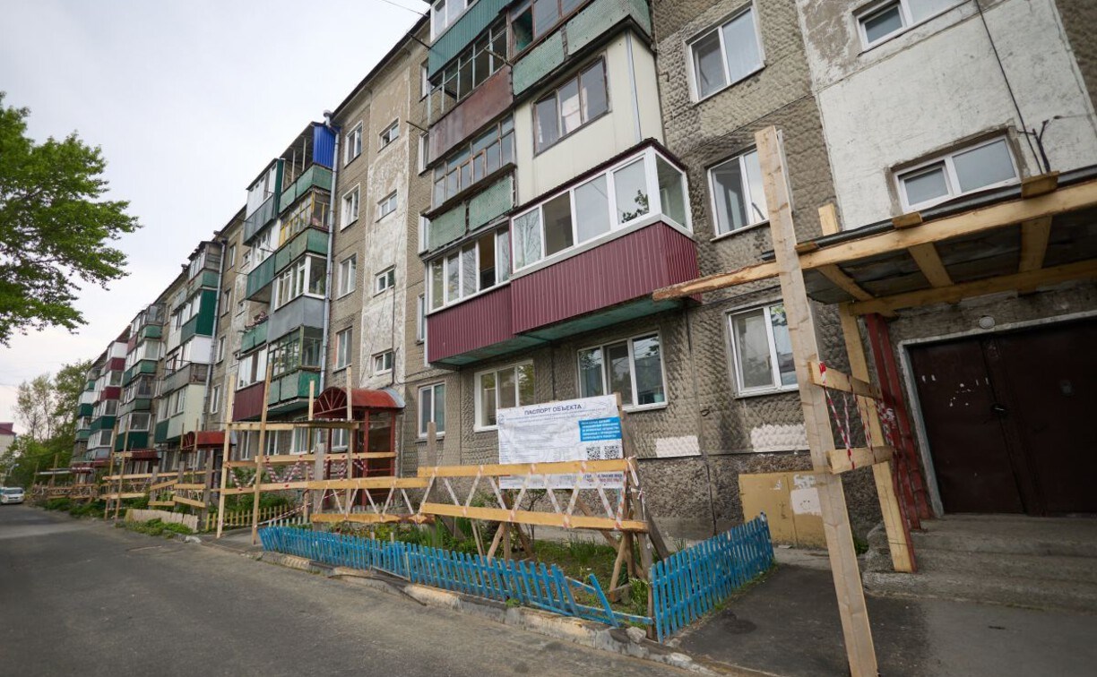 В десятках домов Южно-Сахалинска обновят крыши, фасады и коммуникации