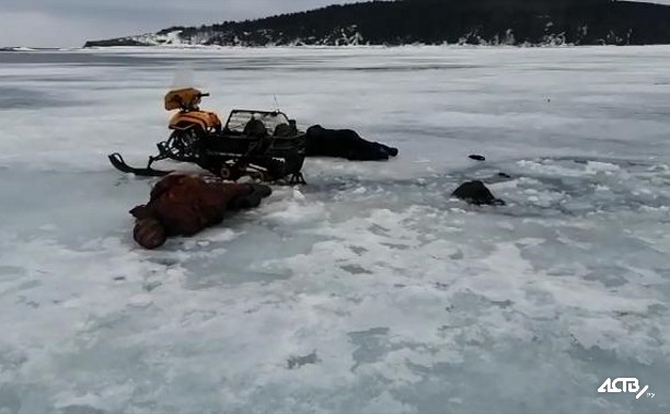 Три человека провалились под лед на озере Изменчивое