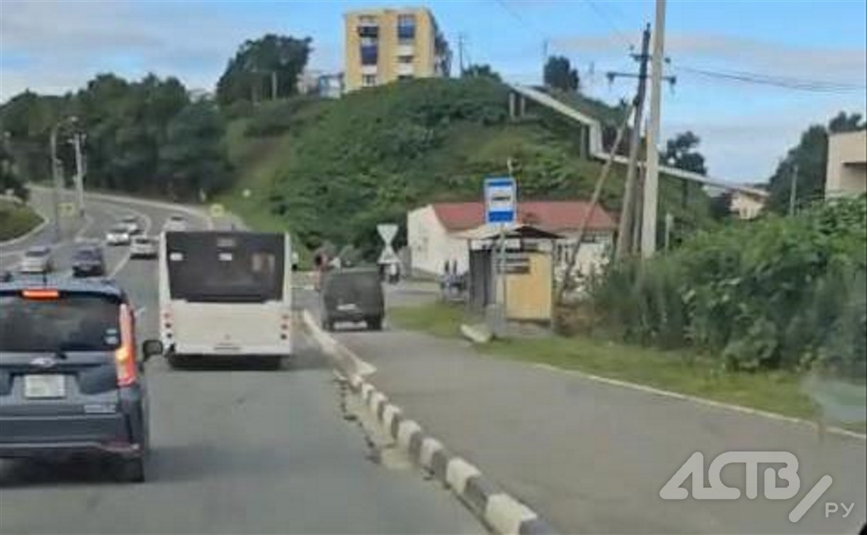Автомобилист промчался по тротуару в Холмске
