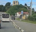 Автомобилист промчался по тротуару в Холмске