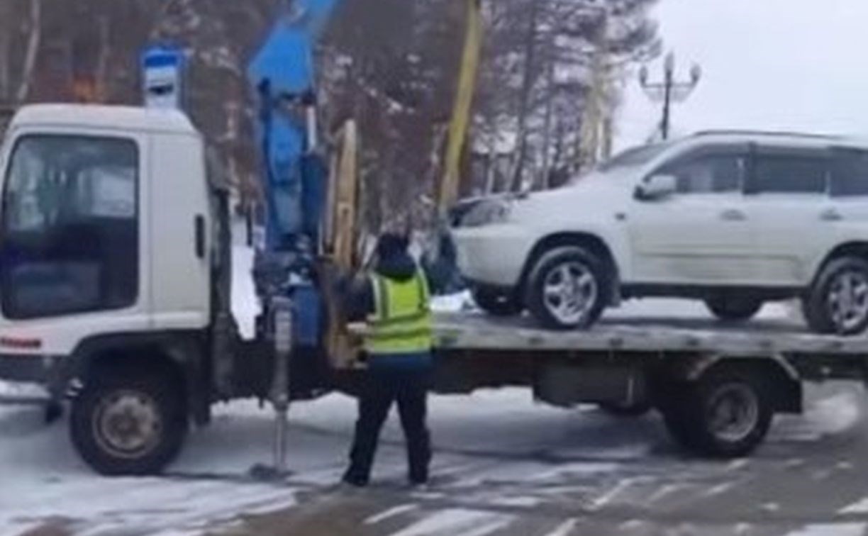 Автомобили эвакуировали с улицы Горького в Южно-Сахалинске