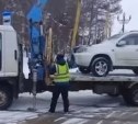 Автомобили эвакуировали с улицы Горького в Южно-Сахалинске