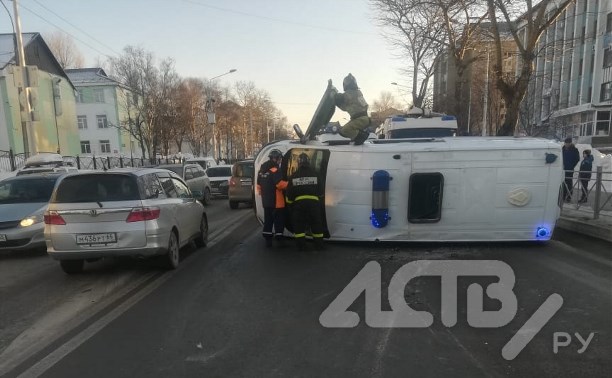 Автомобиль скорой помощи опрокинули при ДТП в Южно-Сахалинске