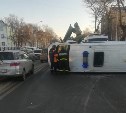 Автомобиль скорой помощи опрокинули при ДТП в Южно-Сахалинске
