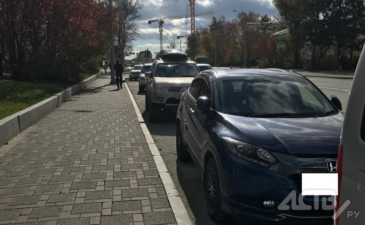 Подростки на велосипедах в Южно-Сахалинске поцарапали припаркованный автомобиль и смылись 