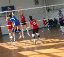 Чемпионат Южно-Сахалинска по волейболу столкнул в борьбе за золото шесть команд